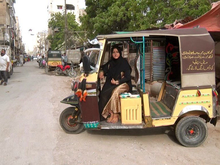Karachi Women Runs Late Father’s Rickshaw