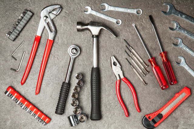 Essential Tools Everyone Should Keep in The Car